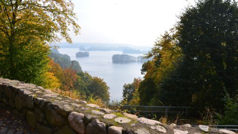 Auf den Routen 3 und 4 wird man mit der Aussicht über den Haussee belohnt